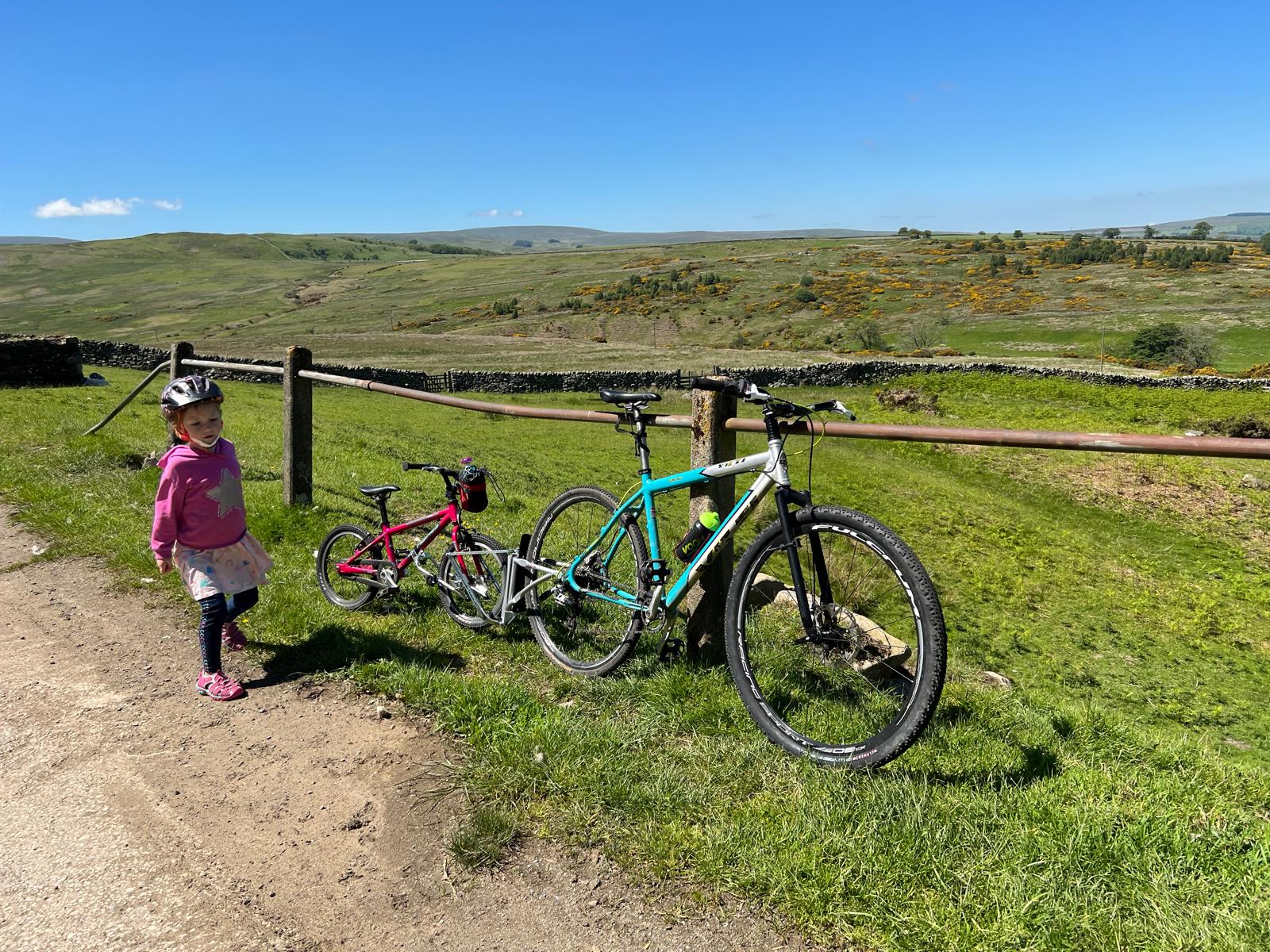 Dad and daughters bike connected using a FollowMe Tandem