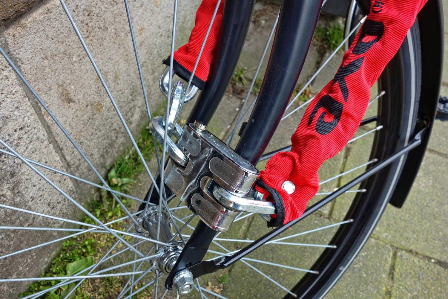 Chain lock on front bike wheel