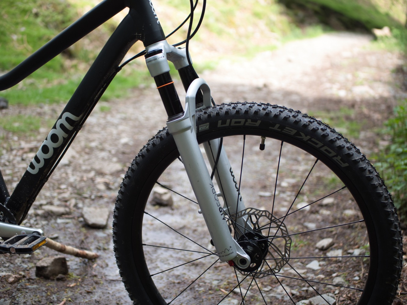 woom OFF AIR 5 review: close up shot of the woom OFF AIR 5 mountain bike suspension fork