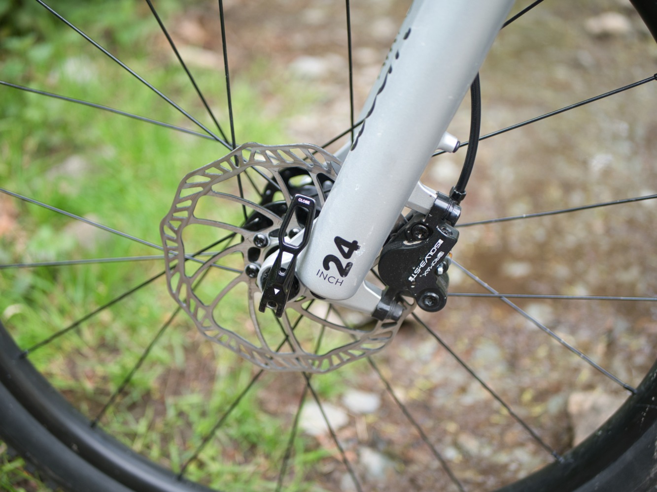 woom OFF AIR 5 review: close up of the front disc brake calliper and rotor