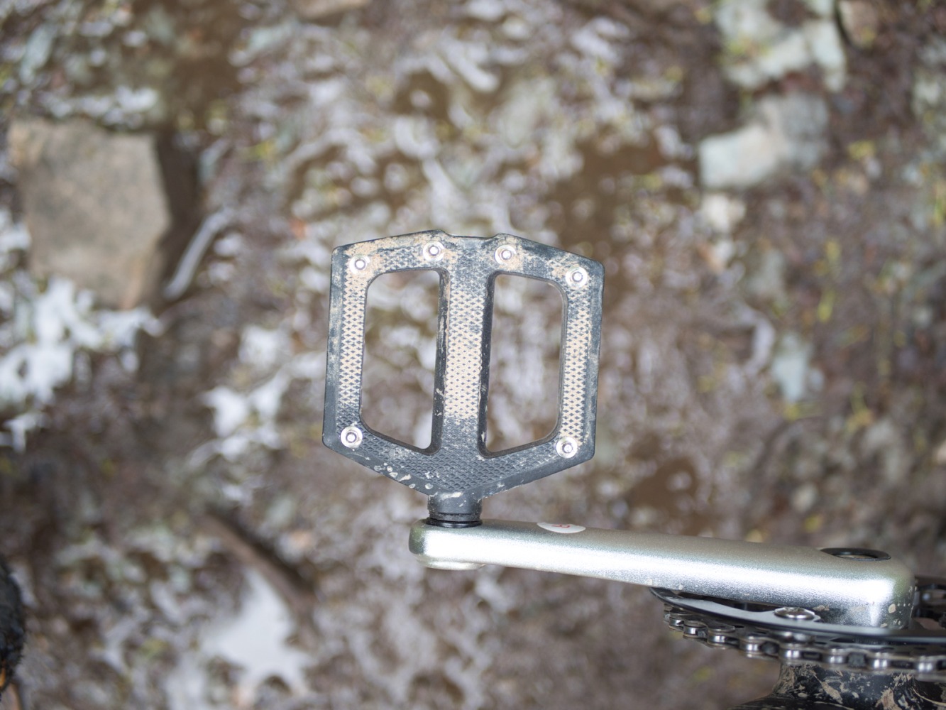 woom OFF AIR 5 review: close up top-down view of the woom OFF AIR 5 mountain bike pedal