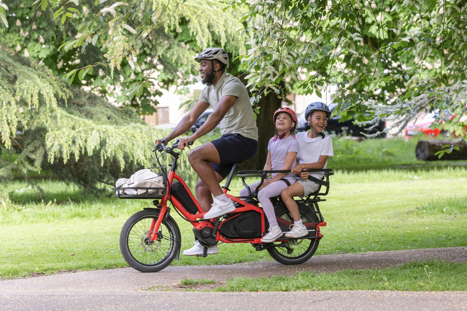Tern Quick Haul Long longtail cargo bike with children on the rear rack