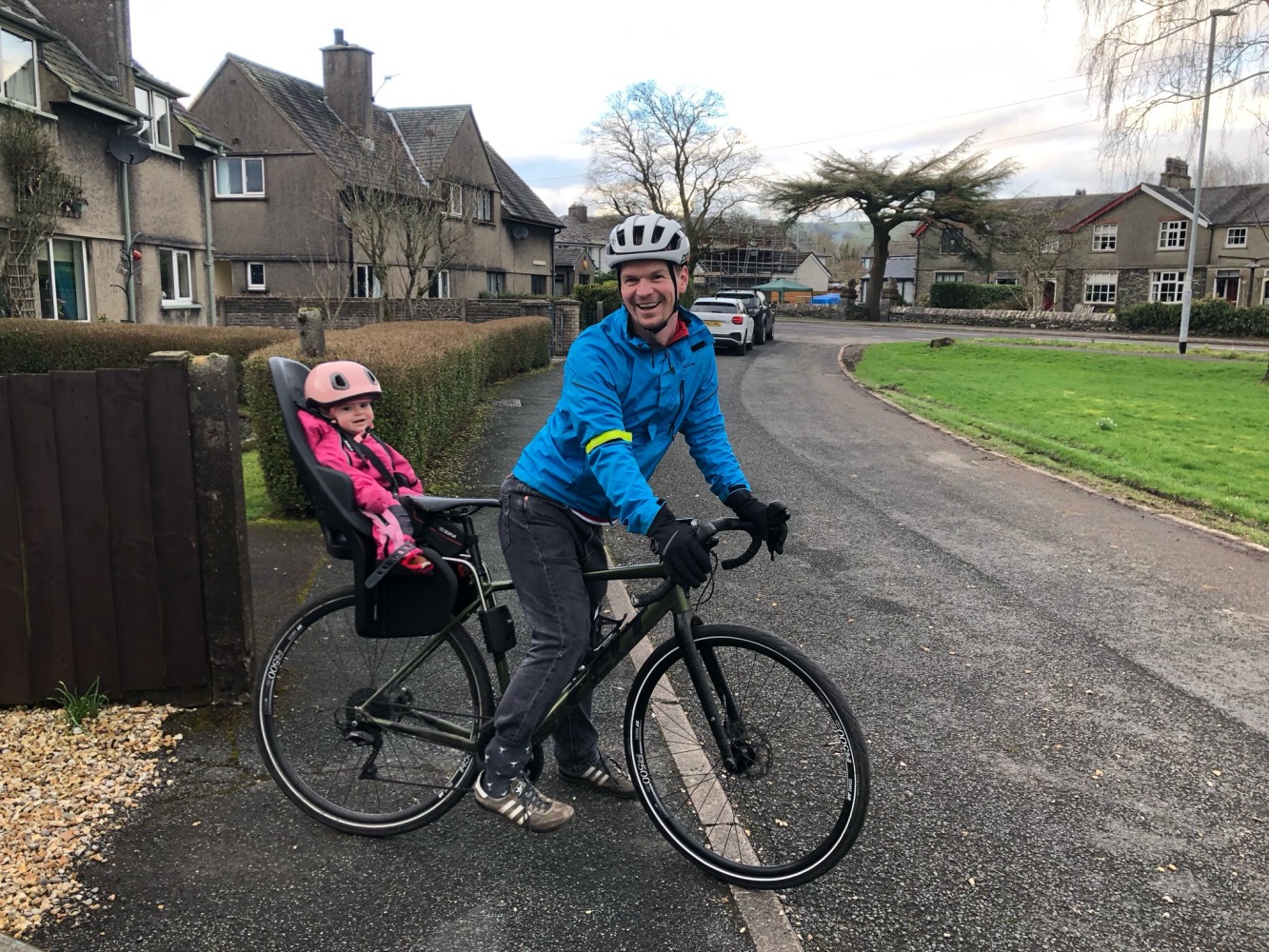 Best rear bike seats for toddlers and small children - a mother on her bike with her child in a rear bike seat