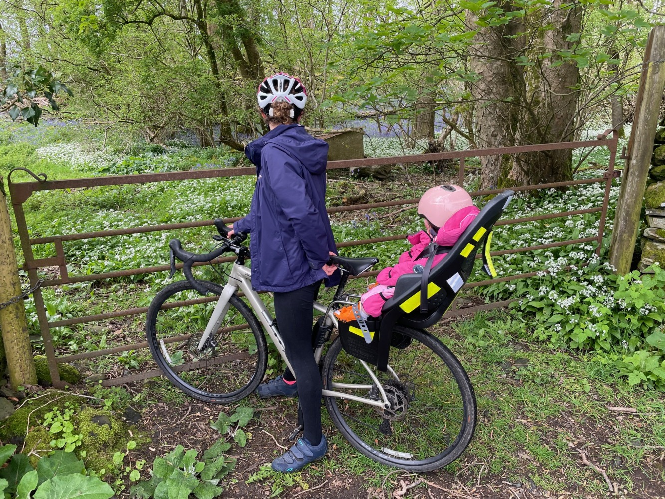 Mum and daughter on a bike ride on a muddy trail with their Thule Yepp 2 maxi rear seat