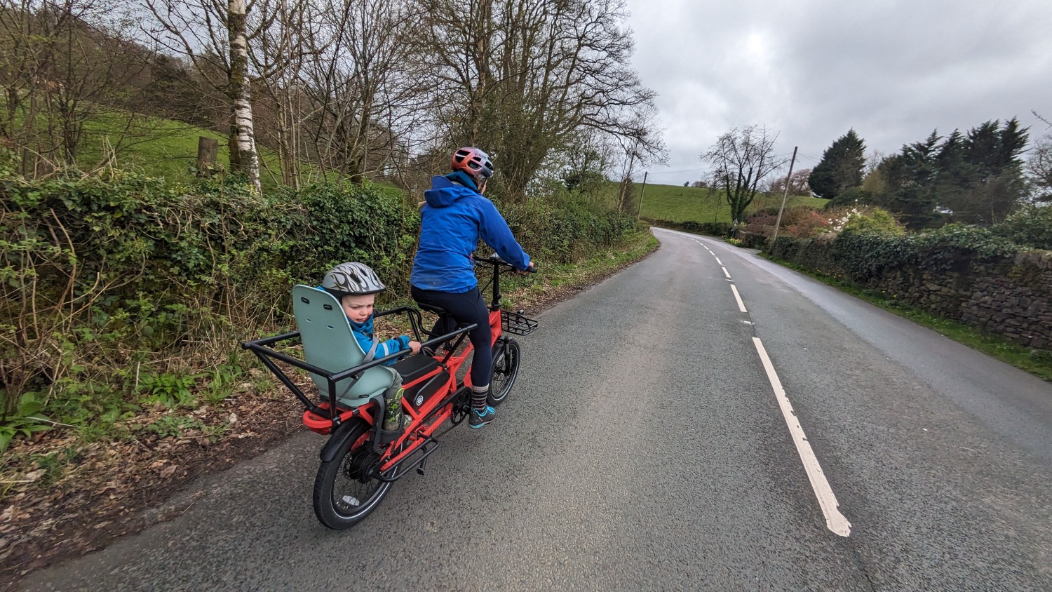 mum and son on the Estarli ecargo longtail bike