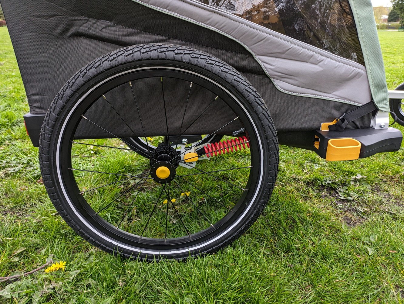 Picture showing the Burley D'Lite X child trailer wheel and suspension