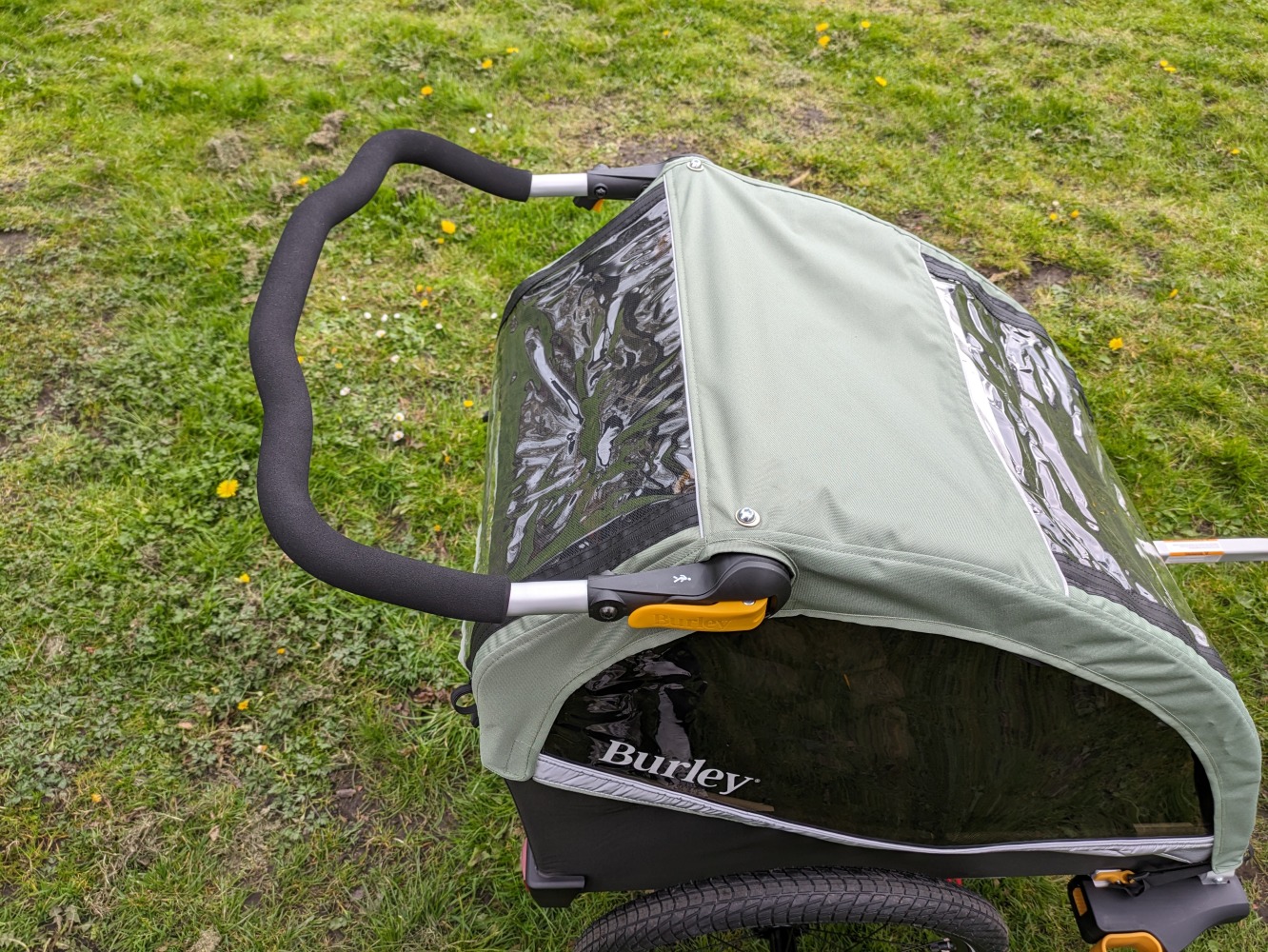 Picture showing the Burley D'Lite X child trailer stroller handle