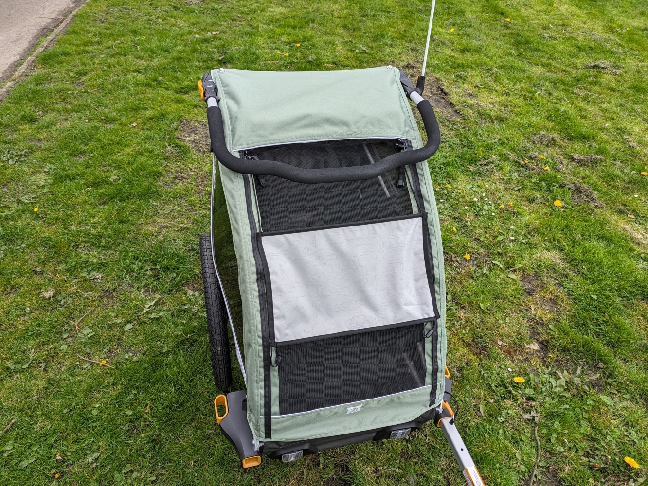 Picture showing the Burley D'Lite X child trailer sun shade