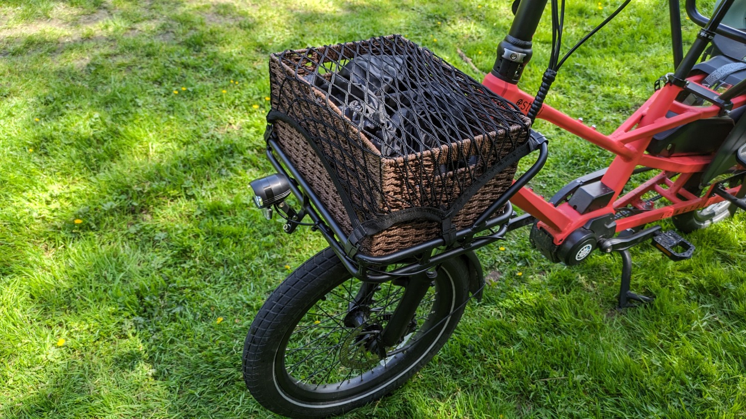 Estarli ecargo longtail bike basket against a grassy backdrop