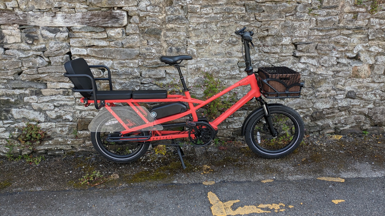 Estarli ecargo longtail bike with rear seat against a wall