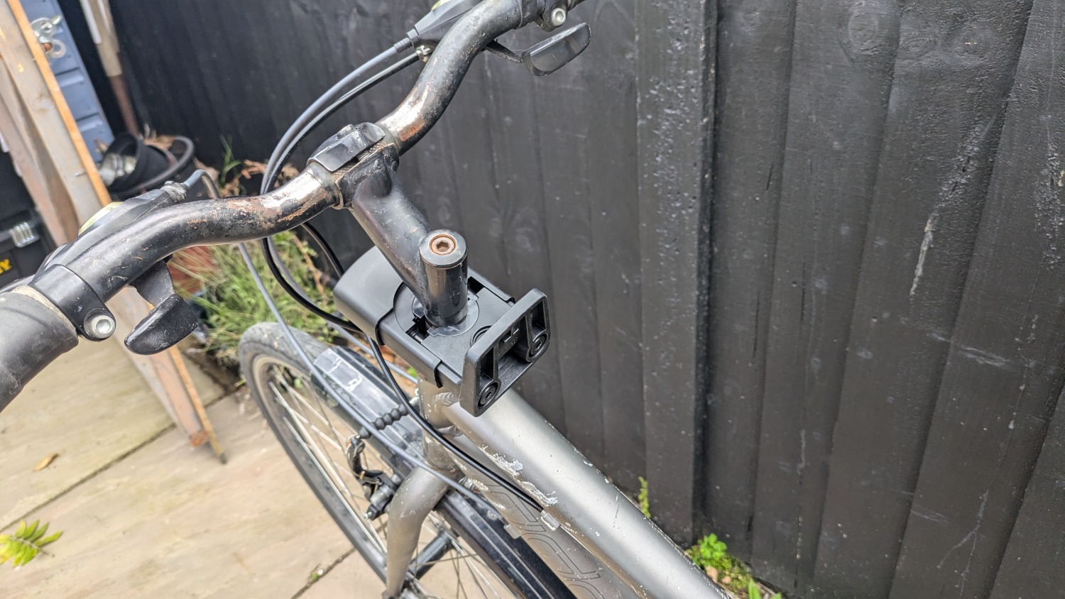 Thule Yepp 2 Mini review- the mounting bracket fitted to a silver bike