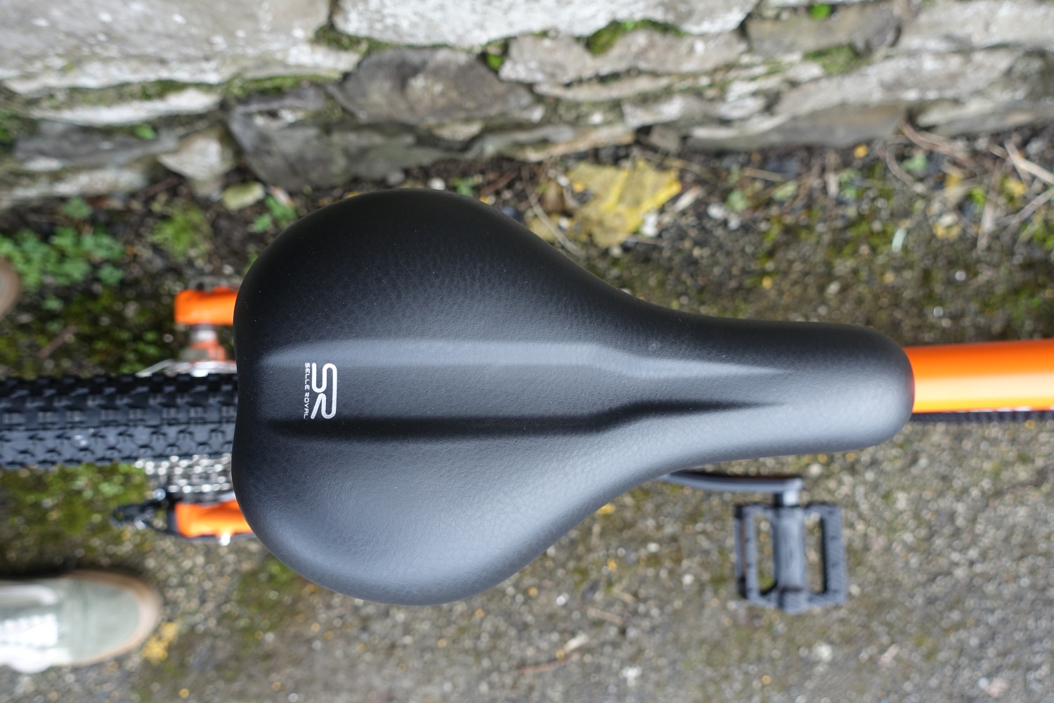 kids bike saddles: photo focused on the saddle of an yomo 20