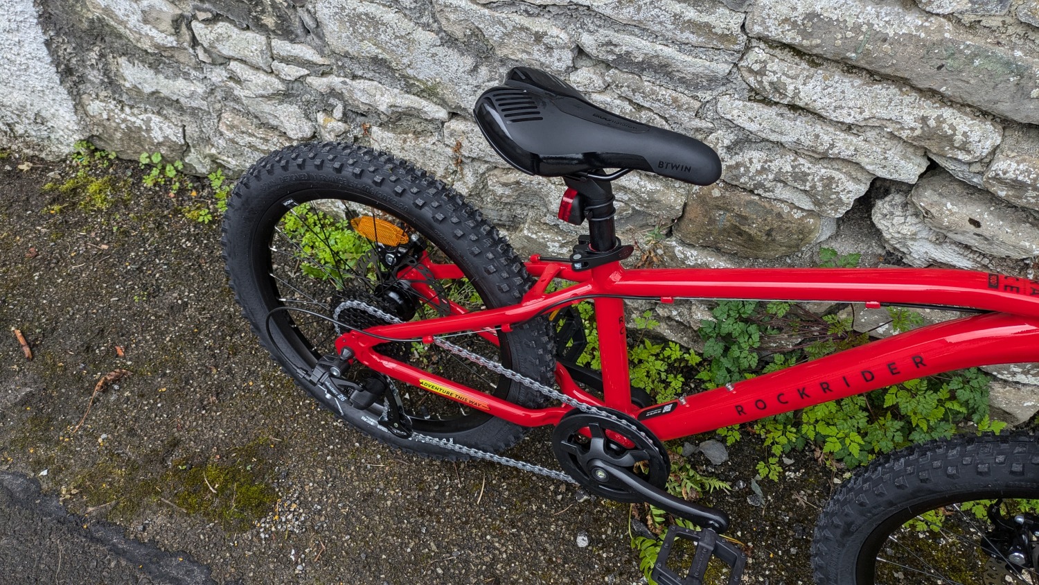 kids bike saddles: photo focused on the saddle of an decathlonMTB