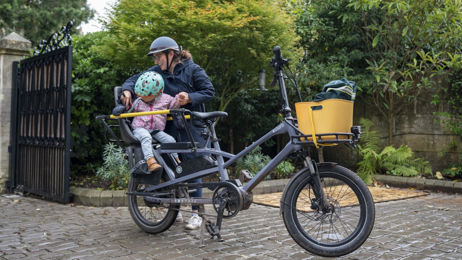 Irene popping her toddler into the estarli ecargo